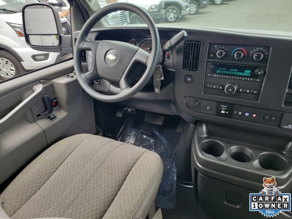 2025 Chevrolet Express Passenger 1LT