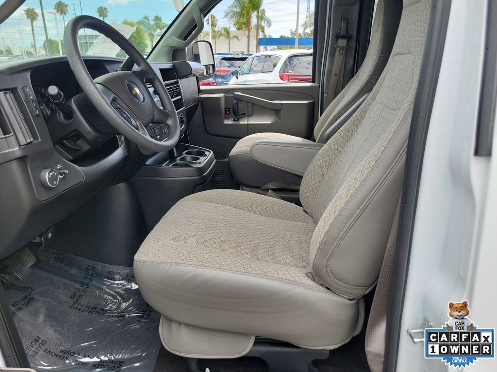 2025 Chevrolet Express Passenger 1LT