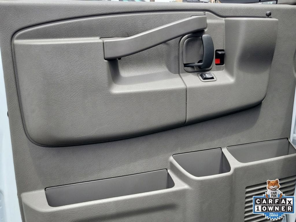 2025 Chevrolet Express Passenger 1LT