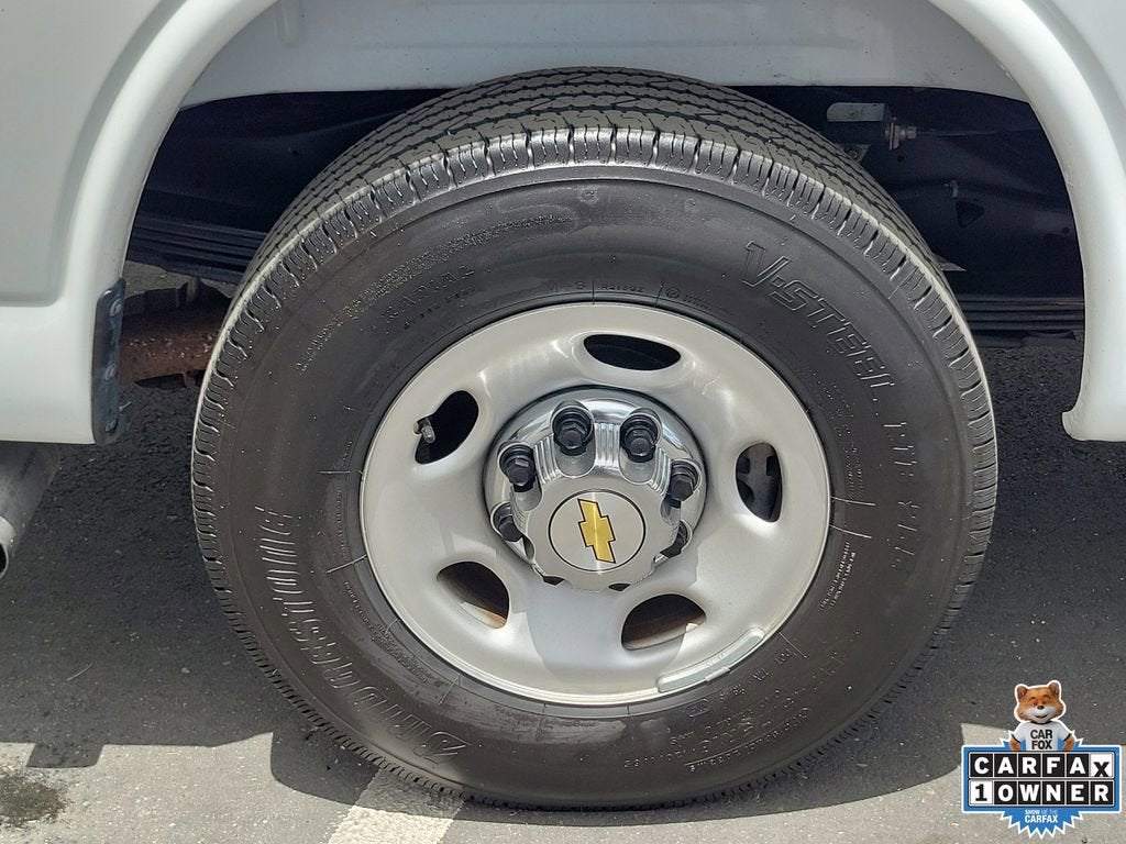 2025 Chevrolet Express Passenger 1LT
